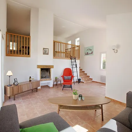 In With Private Pool & History Vila *