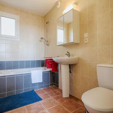 In With Private Pool & History Vila *