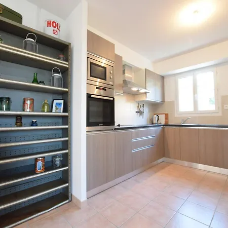In With Private Pool & History Vila *